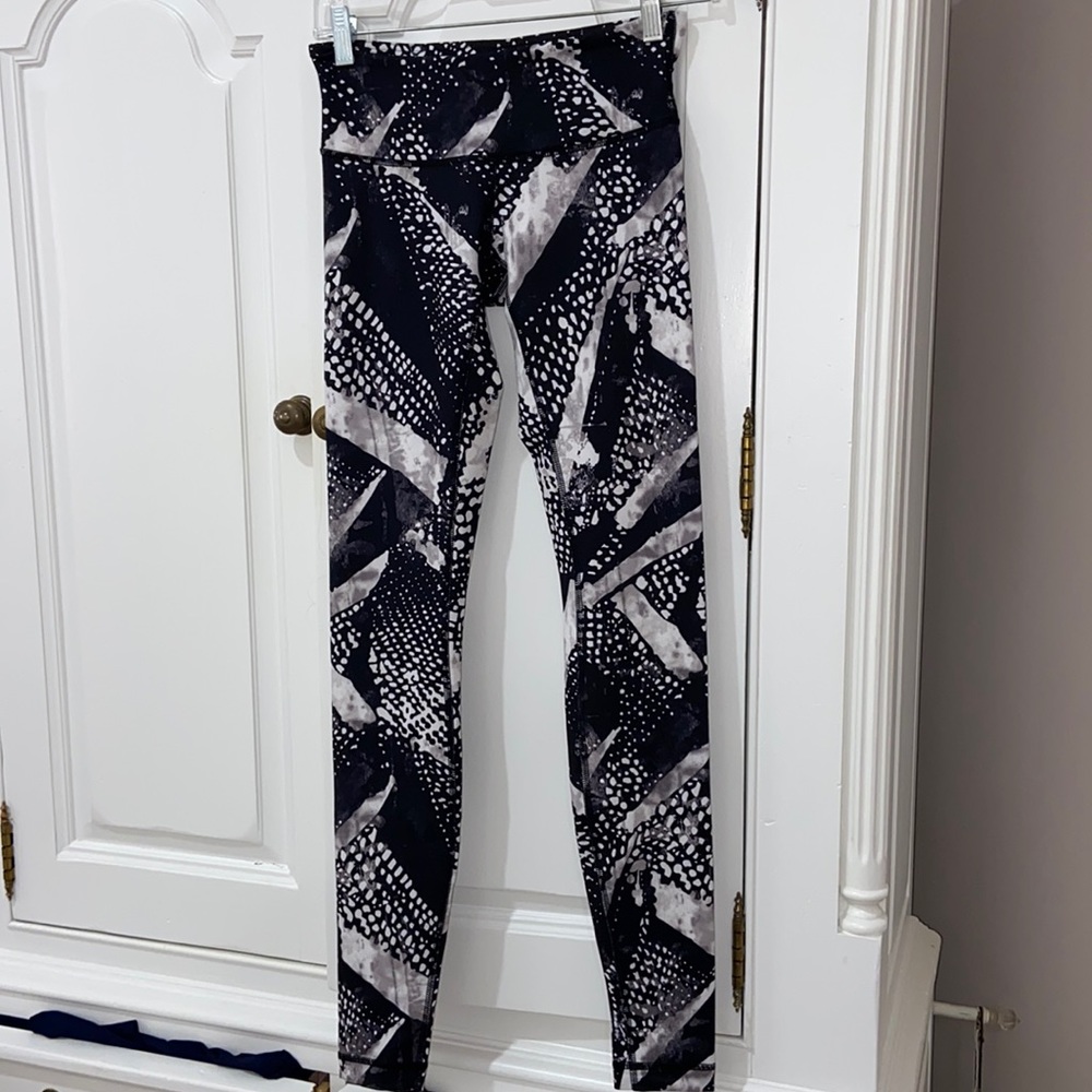 Lululemon luxtreme size 4 leggings with pattern. 28” long